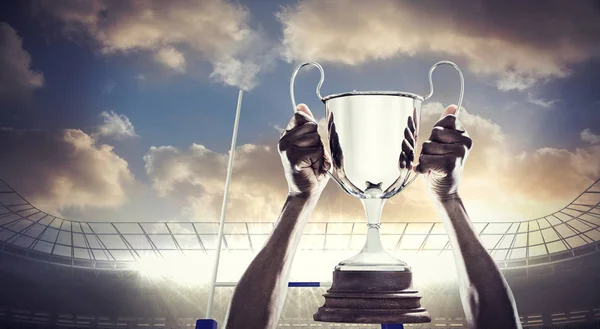 Mão Cortada Atleta Segurando Troféu Contra Estádio Rugby — Fotografia de Stock