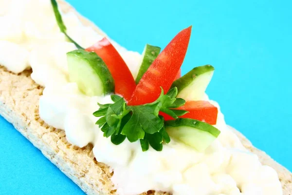 Ένα Υγιές Σάντουιτς Ντομάτα Αλάτι Πράσινο Και Κόκκινο — Φωτογραφία Αρχείου