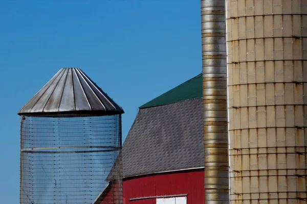 農場の納屋とシロ — ストック写真