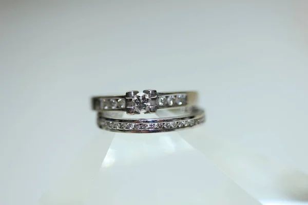 다이아몬드 채널은 금으로 결혼반지와 결혼반지를 넣는다 — 스톡 사진