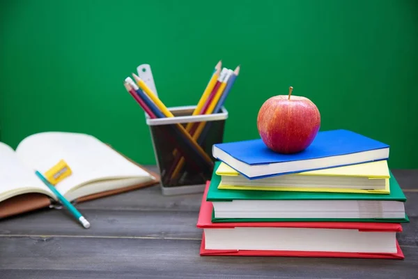 Skolböcker Skrivbordet Och Utrustning Tillsammans Med Lärande — Stockfoto
