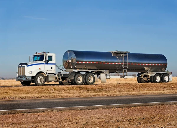 Semi Caminhão Transportando Leite Para Instalação Processamento Laticínios — Fotografia de Stock