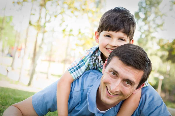 Raça Mista Pai Filho Brincando Juntos Parque — Fotografia de Stock