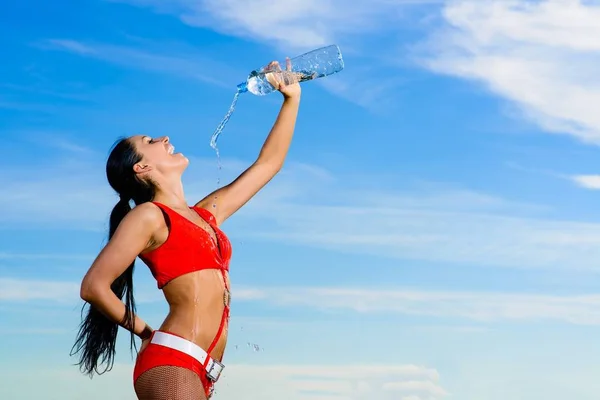 Gadis Olahraga Wanita Muda Berseragam Merah Dengan Sebotol Air — Stok Foto