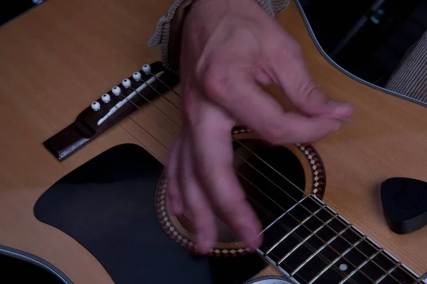 Guitarra Tocando Mão Perto Cordas Dedilhando Técnica — Fotografia de Stock