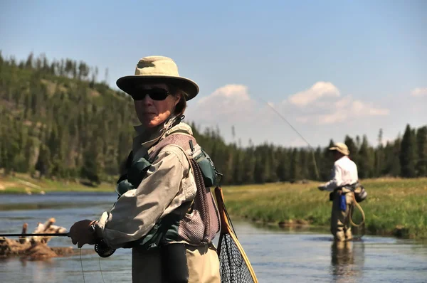 Aktif Kıdemli Çift Firehole Nehri Yellowstone National Park Sinek Alabalıklar — Stok fotoğraf