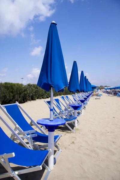 Закрытые Пляжные Зонтики Италии — стоковое фото