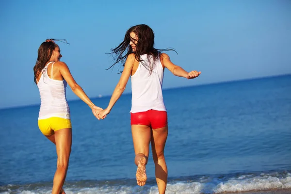 Güzel Kızlar Eğleniyor Kumsalda — Stok fotoğraf