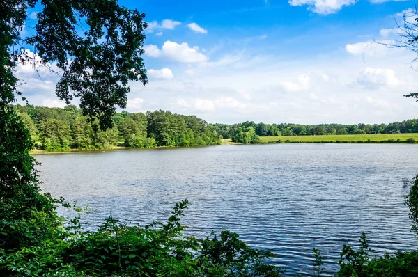 Pohled Jezero Shelley Půdy Kolem Vody Modrá Obloha Mraky Pozadí — Stock fotografie