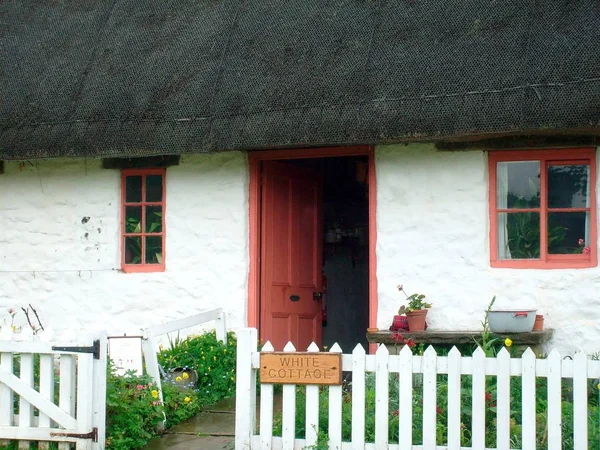 Malerisches Englisches Weißes Reetgedecktes Ferienhaus Auf Dem Land — Stockfoto