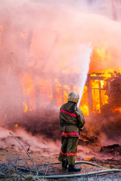 Brandweerman Blust Een Brand Een Oud Houten Huis — Stockfoto