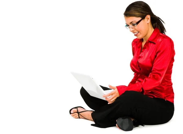 Mujer Sentada Usando Portátil Aislado Sobre Blanco — Foto de Stock