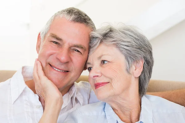 Amare Donna Anziana Toccare Marito Casa — Foto Stock