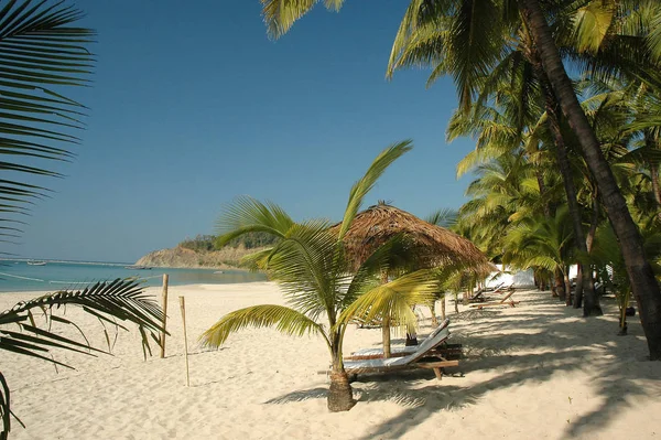 Praia Areia Com Cabana Coco Dia Ensolarado — Fotografia de Stock