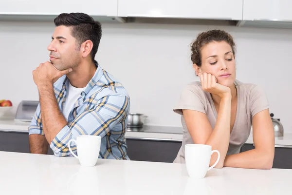 台所で自宅で話していないコーヒーを持つ不幸なカップル — ストック写真