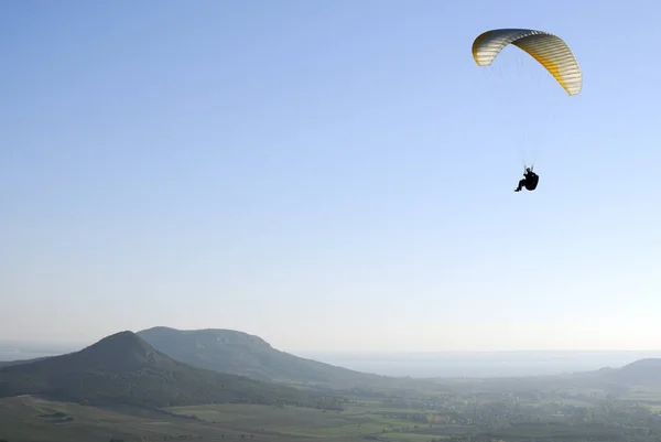 Parapente Voando Sobre Campo Húngaro — Fotografia de Stock