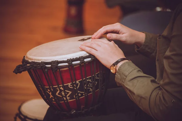 Persoon Spelen Jambe Drum Geen Gezicht — Stockfoto