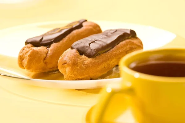 巧克力饼填满了奶油甜点和黄色杯 — 图库照片