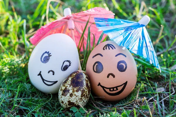 Huevos Divertidos Imitando Feliz Sonriente Pareja Padres Blancos Color Con —  Fotos de Stock