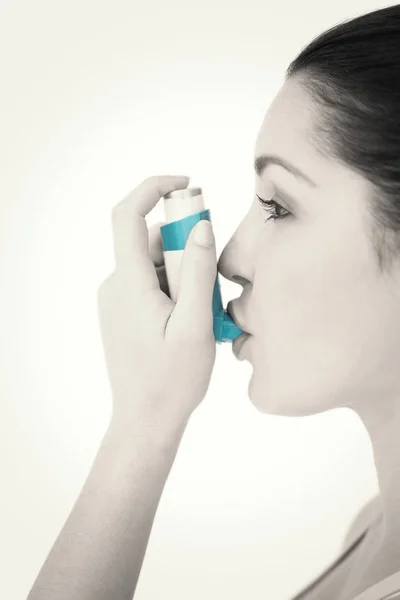 Wanita Menggunakan Inhaler Asthman Terhadap Latar Belakang Putih — Stok Foto