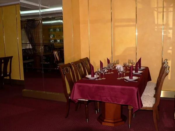 餐厅上摆着深红色的桌布 — 图库照片