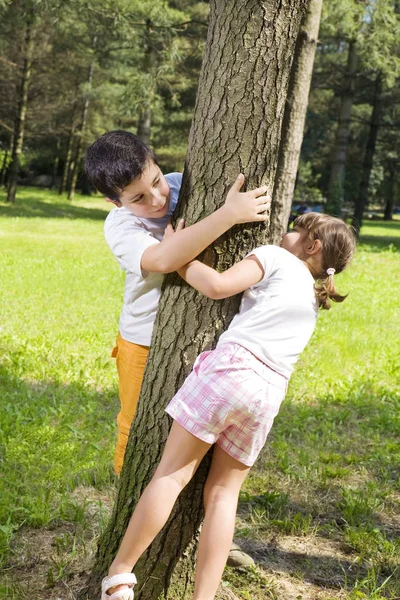 若いです幸せな男の子と女の子の肖像は非表示に再生し 公園を求める — ストック写真