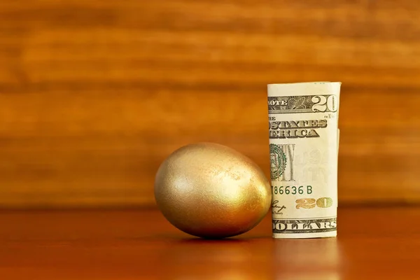 Μεταφορικά Χρυσή Φωλιά Αυγό Τοποθετημένο Πλούσιες Αποχρώσεις Του Ξύλου Φόντο — Φωτογραφία Αρχείου