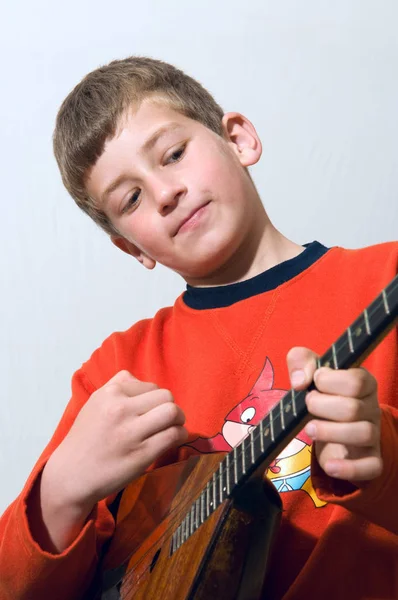 Een Jongen Speelt Balalaika Russische Folk Muziekinstrument — Stockfoto