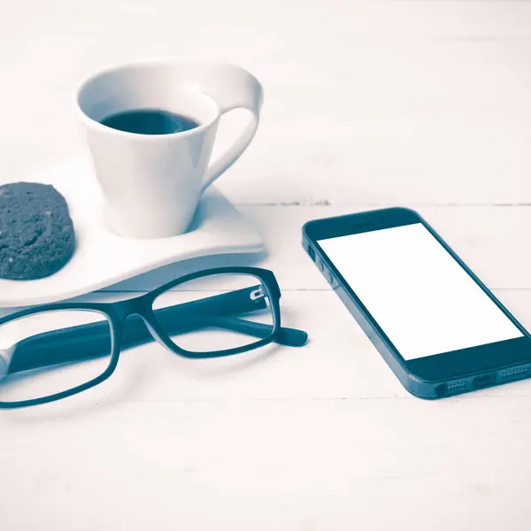 Cookie 手机和眼镜上白色的木桌的复古风格的咖啡杯 — 图库照片