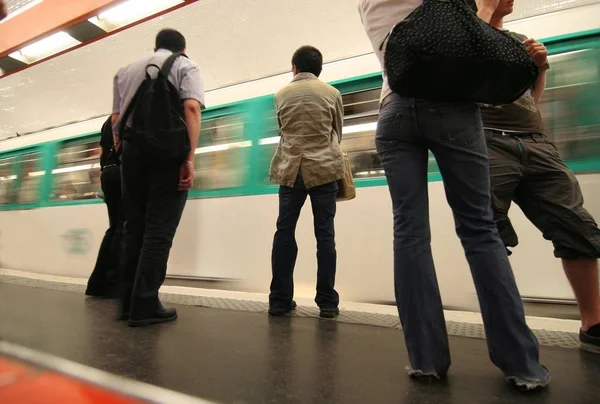 Passagers Train Qui Passe Dans Métro Parisien — Photo
