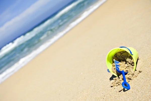 Іграшкове Відро Лопата Порожньому Пляжі — стокове фото