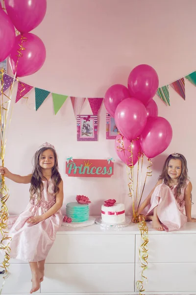 Celebrando Princesa Festa Aniversário Duas Irmãs Anos Idade — Fotografia de Stock