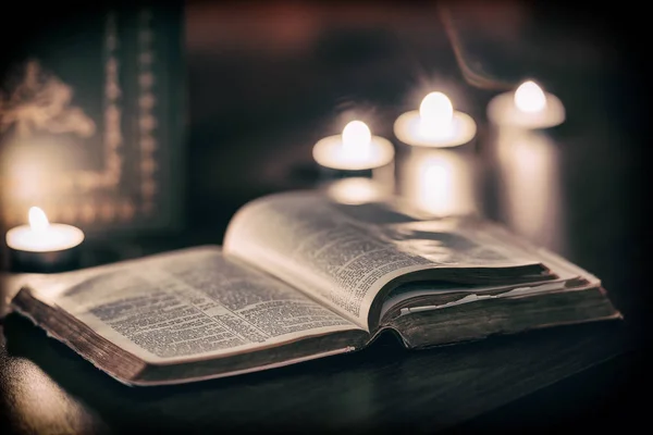 Bible Avec Des Bougies Arrière Plan Scène Faible Lumière — Photo