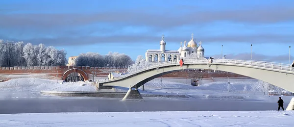 Узкий Мост Через Ледяную Реку — стоковое фото