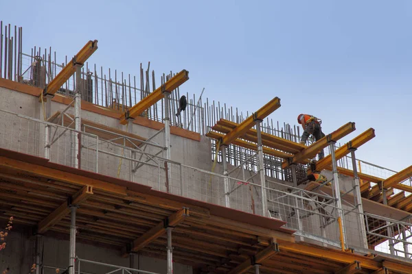 Arbeiter Einsatz Beim Bau Eines Bürogebäudes Mit Stahlträgern — Stockfoto
