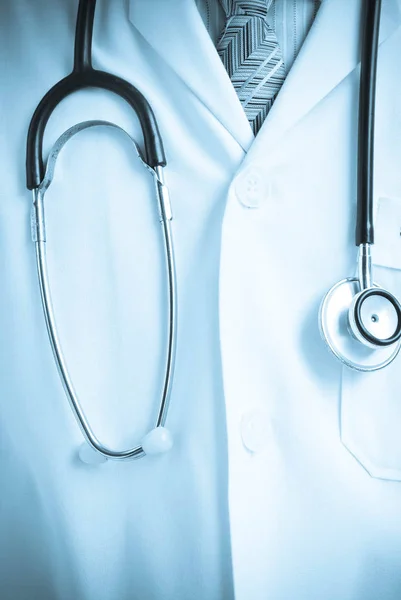 Orvosi Fehér Kabát Ezüst Steril Sztetoszkóppal Nyak Egészségügy Orvostudomány Fogalma — Stock Fotó