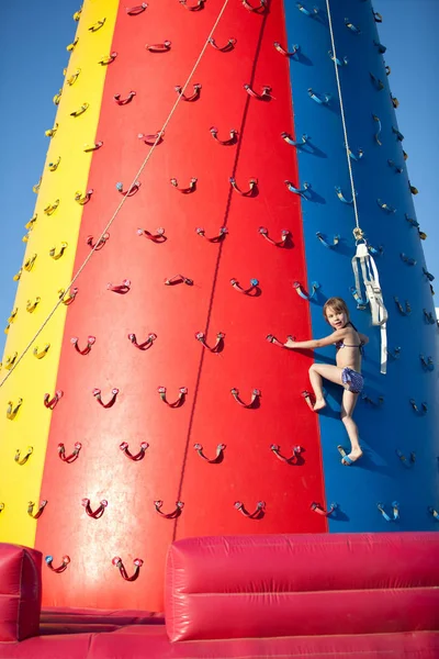 Kind Klettert Auf Luftwand — Stockfoto