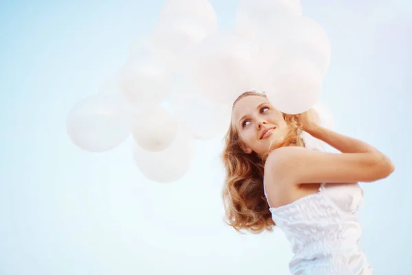 Fille Heureuse Avec Des Ballons Air Blanc Dans Soleil Soir — Photo