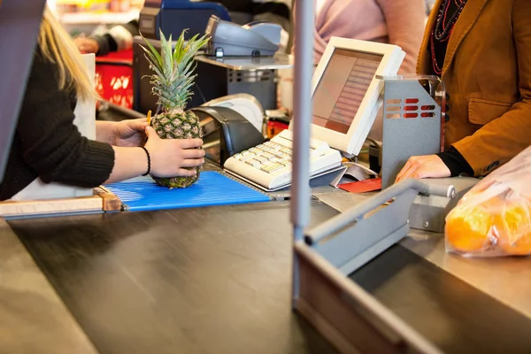 Mittelteil Der Verkäuferin Und Des Kunden Supermarkt — Stockfoto