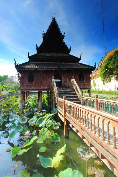 Tailandese Architettura Tempio Legno Sul Laghetto Loto Wat Thung Muang — Foto Stock