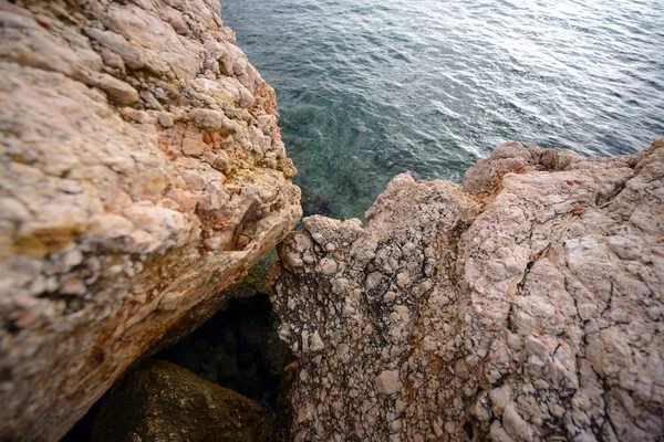 Spiaggia Con Rocce Acqua Pulita Primo Piano — Foto Stock