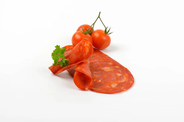 Fatias Chouriço Salame Com Salsa Tomate Cereja Fundo Branco — Fotografia de Stock