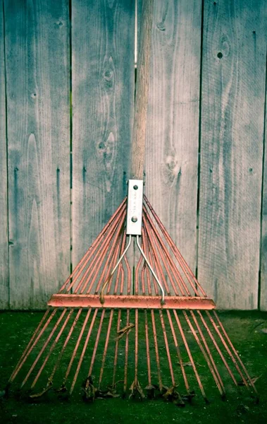 Used Old Flexible Fork Rake Propped Weathered Gray Wooden Fence — Stock Photo, Image