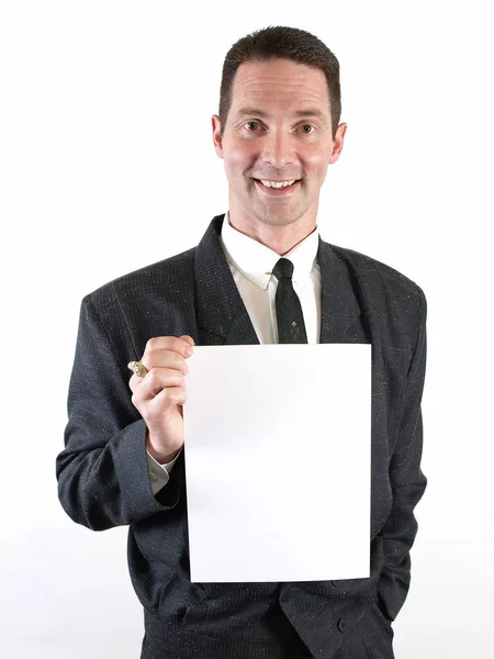 一个男人宽广微笑着握住一个空白的白色标志 — 图库照片