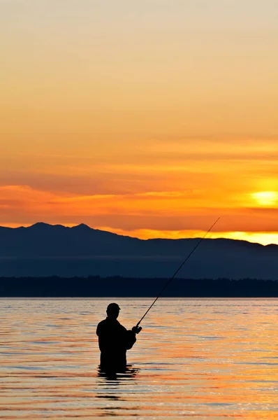 Silueta Rybář Rybářským Pólem Při Západu Slunce — Stock fotografie