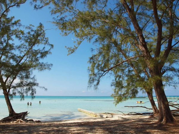 Mirando Través Las Hermosas Aguas Cristalinas Rum Point Desde Sombra — Foto de Stock