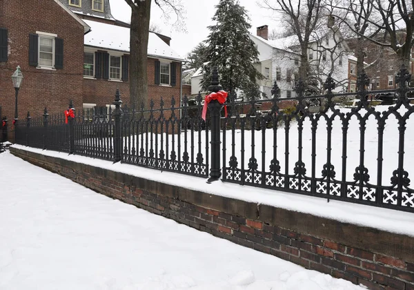 Φανταχτερό Κενό Σιδερένιο Φράχτη Χειμώνα Κόκκινα Τόξα Και Χιόνι — Φωτογραφία Αρχείου