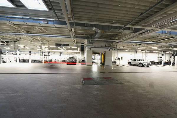 Stort Modernt Garage Med Nya Bilar — Stockfoto