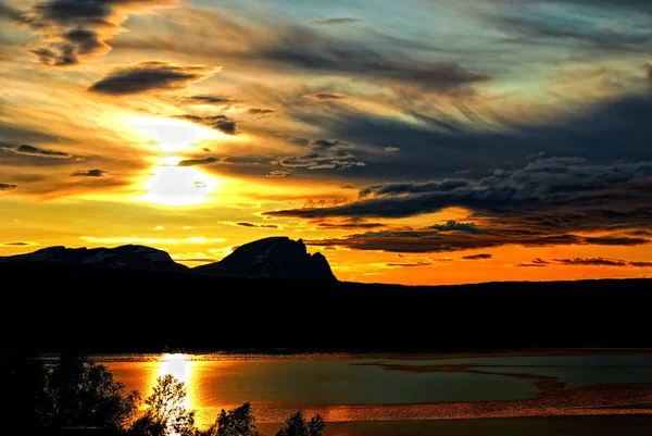 Matahari Terbenam Atas Pegunungan Norwegia Dengan Awan Megah — Stok Foto