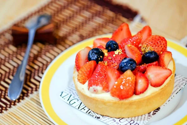 Mini Erdbeerkuchen Auf Dem Tisch — Stockfoto